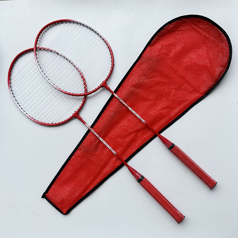 Raketa za badminton Tilt Feather — okvir od ferro- zlitine; težina 95–100 g; drška G4; ravni udarac