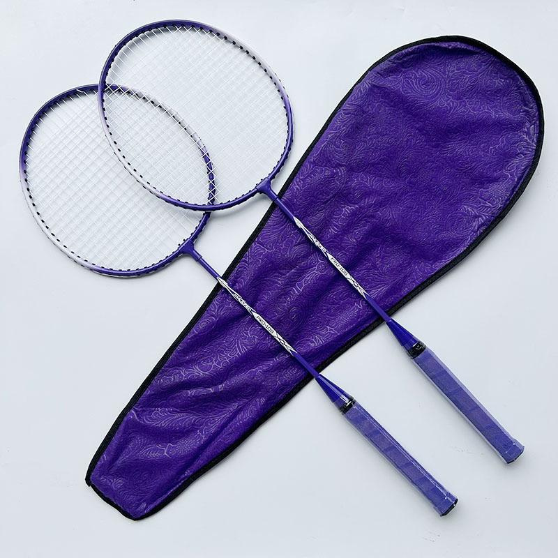 Raketa za badminton Tilt Feather — okvir od ferro- zlitine; težina 95–100 g; drška G4; ravni udarac