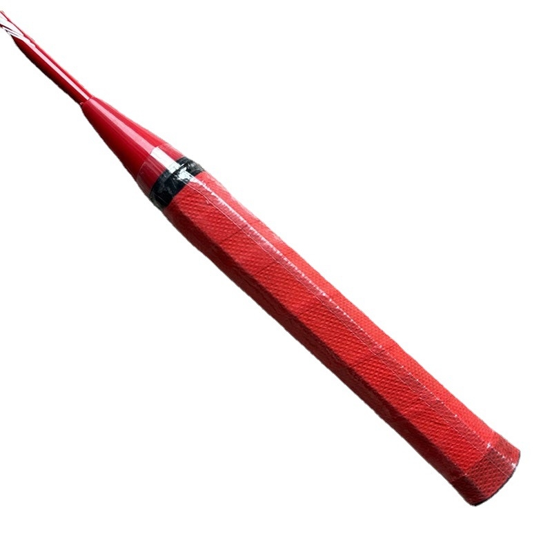 Raketa za badminton Tilt Feather — okvir od ferro- zlitine; težina 95–100 g; drška G4; ravni udarac