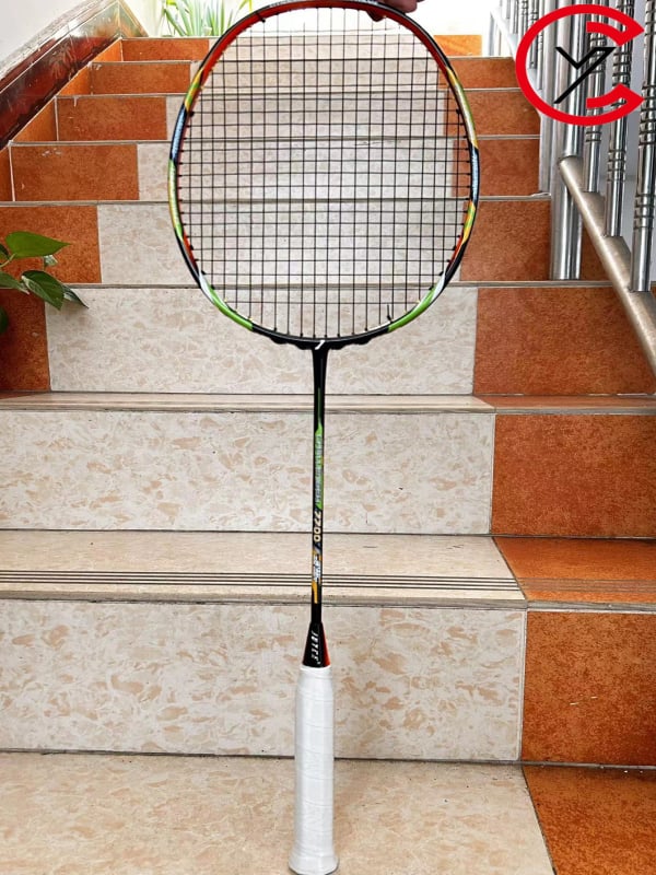 Badminton reketa od karbonskih vlakana, težina 85–89 g, debljina drške G5, tvrd dojam, za srednje i napredne igrače