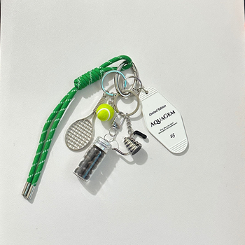 Metalinė raktų pakabukas su alpinizmo virvele motyvu ir kavos puodo bei buteliuko motyvu, šiuolaikinio meno stilius