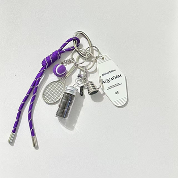 Metalinė raktų pakabukas su alpinizmo virvele motyvu ir kavos puodo bei buteliuko motyvu, šiuolaikinio meno stilius