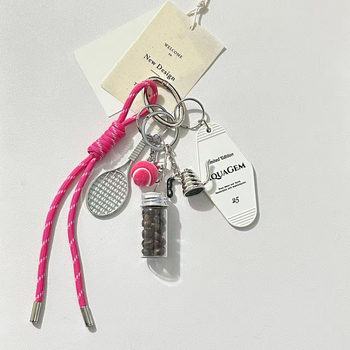 Metalinė raktų pakabukas su alpinizmo virvele motyvu ir kavos puodo bei buteliuko motyvu, šiuolaikinio meno stilius