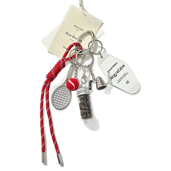 Metalinė raktų pakabukas su alpinizmo virvele motyvu ir kavos puodo bei buteliuko motyvu, šiuolaikinio meno stilius