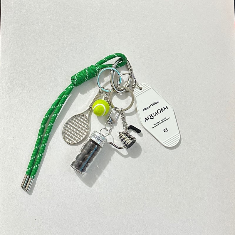 Metalinė raktų pakabukas su alpinizmo virvele motyvu ir kavos puodo bei buteliuko motyvu, šiuolaikinio meno stilius