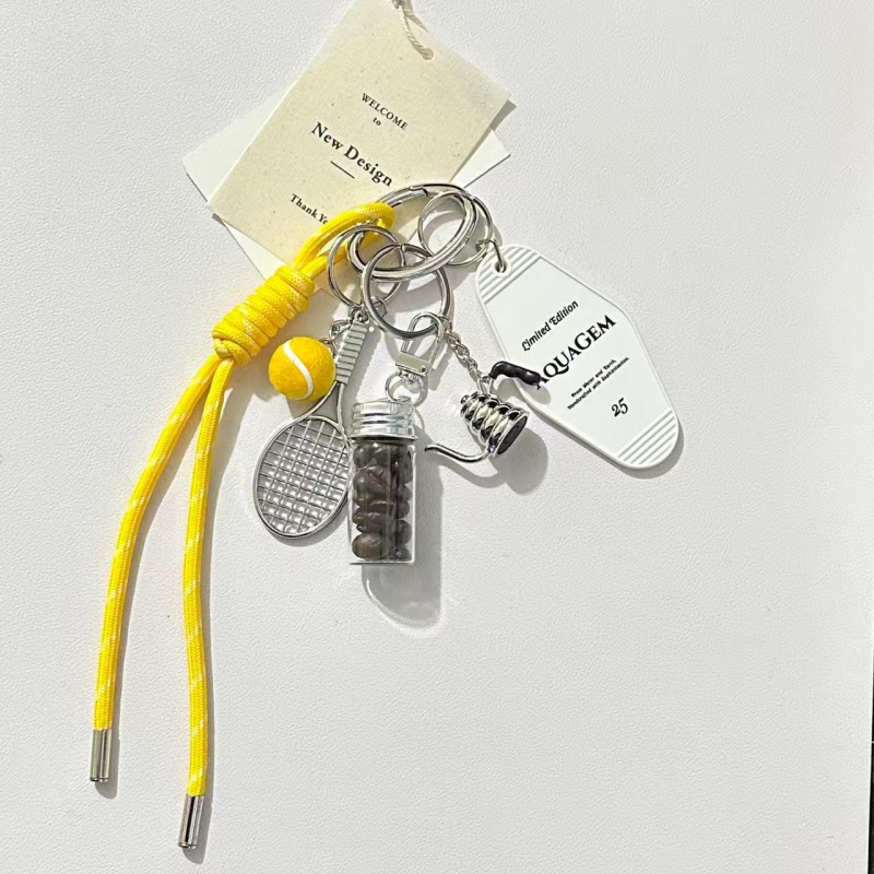 Metalinė raktų pakabukas su alpinizmo virvele motyvu ir kavos puodo bei buteliuko motyvu, šiuolaikinio meno stilius