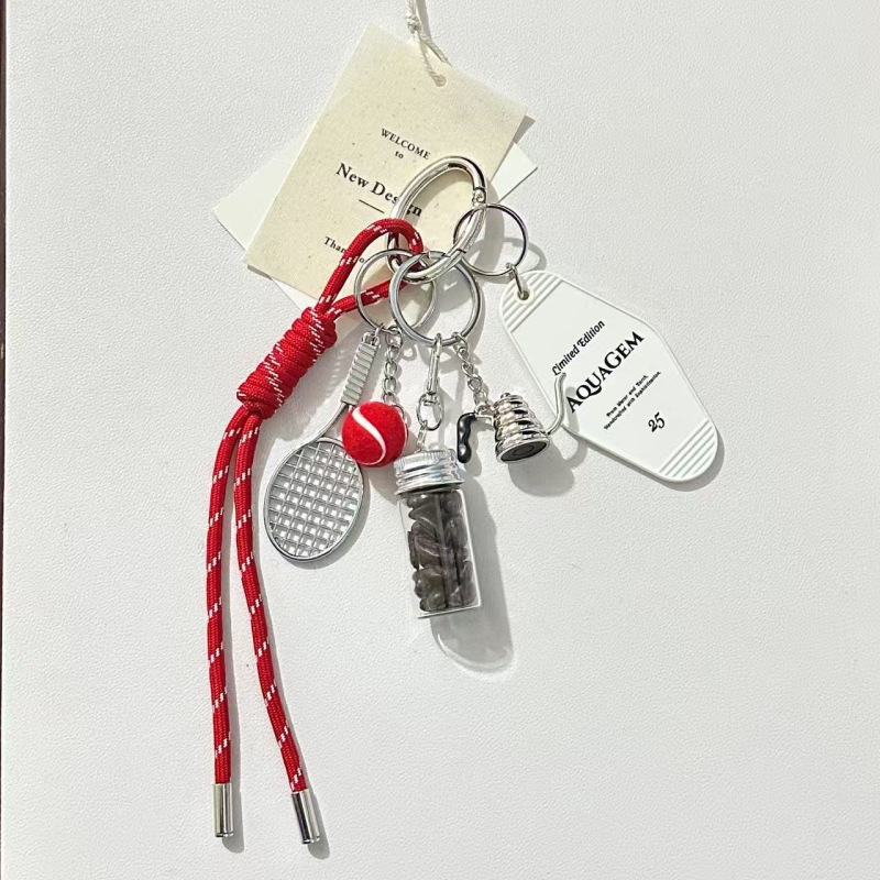 Metalinė raktų pakabukas su alpinizmo virvele motyvu ir kavos puodo bei buteliuko motyvu, šiuolaikinio meno stilius