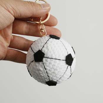 Adīts vilnas bumbiņas kulons somām – Futbola zīmējums, Karikatūru somu aksesuārs, Gatavs produkts, Ziemas 2025