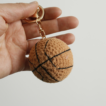 Adīts vilnas bumbiņas kulons somām – Futbola zīmējums, Karikatūru somu aksesuārs, Gatavs produkts, Ziemas 2025