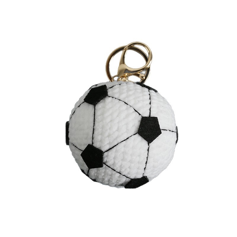 Adīts vilnas bumbiņas kulons somām – Futbola zīmējums, Karikatūru somu aksesuārs, Gatavs produkts, Ziemas 2025