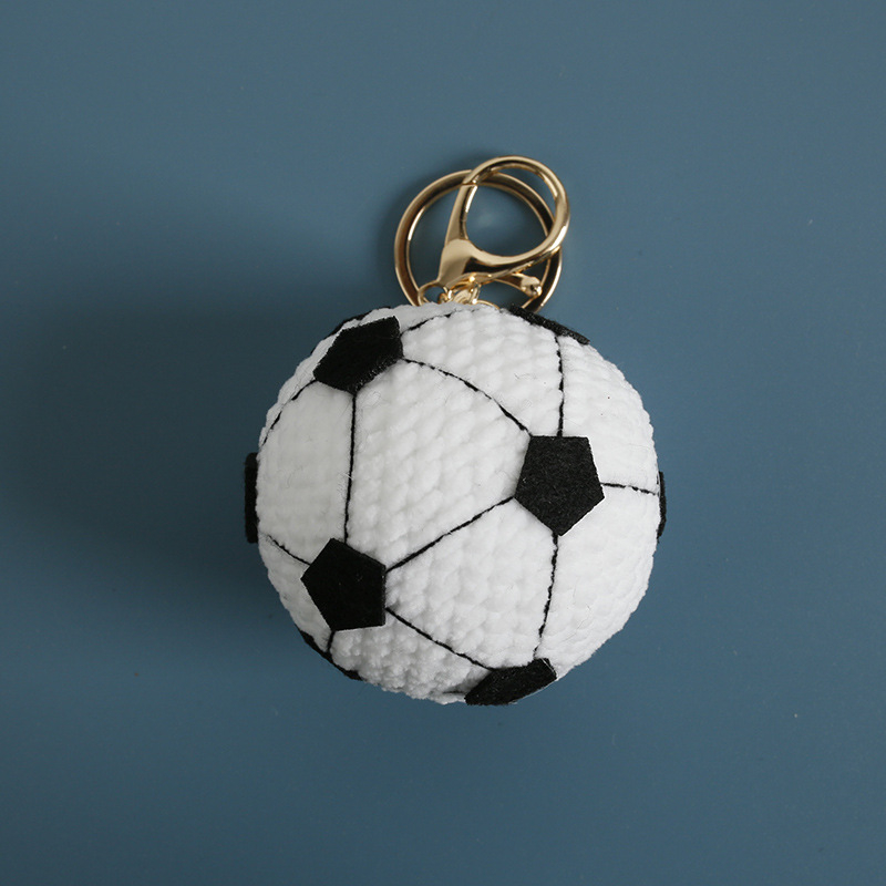 Adīts vilnas bumbiņas kulons somām – Futbola zīmējums, Karikatūru somu aksesuārs, Gatavs produkts, Ziemas 2025