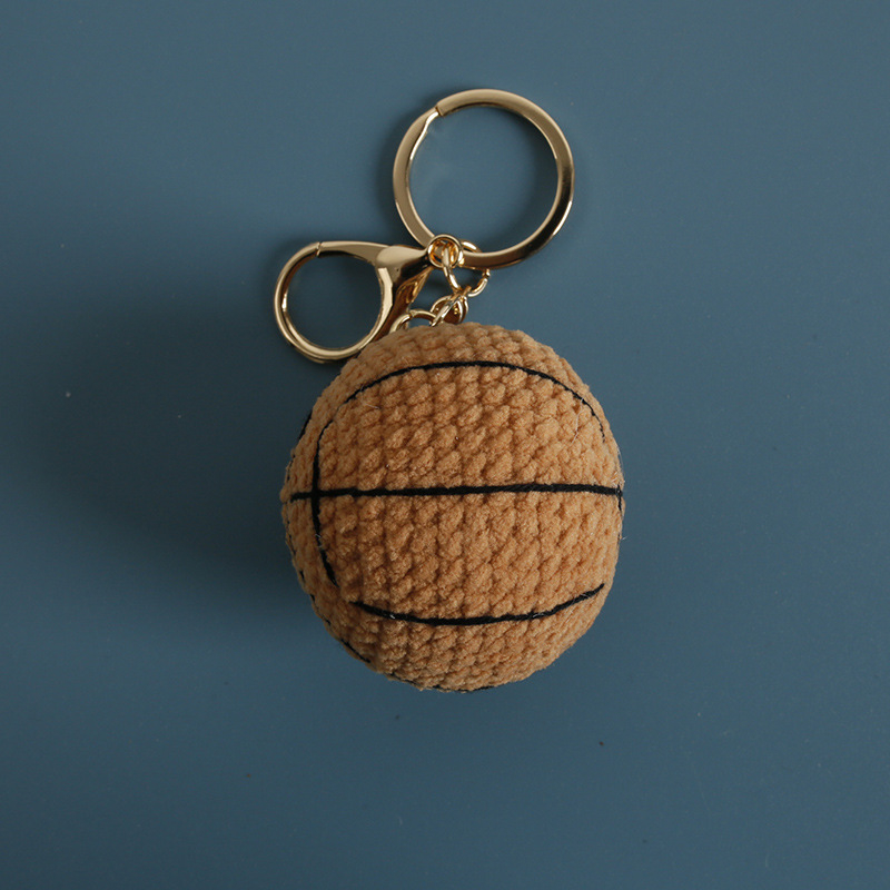 Adīts vilnas bumbiņas kulons somām – Futbola zīmējums, Karikatūru somu aksesuārs, Gatavs produkts, Ziemas 2025