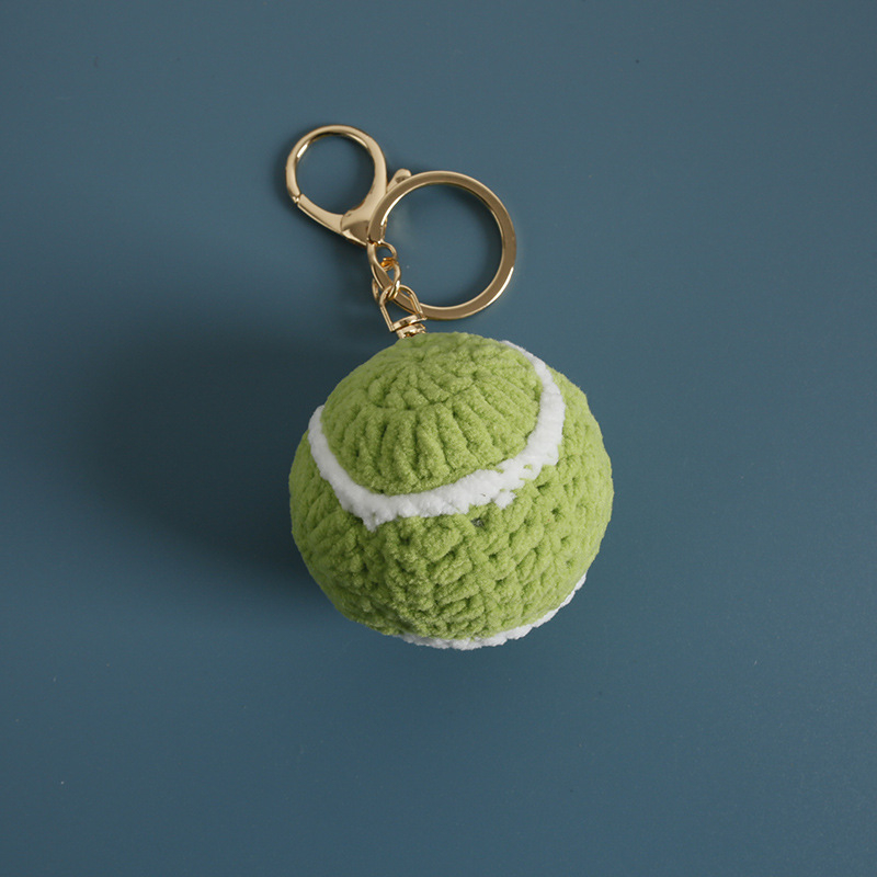 Adīts vilnas bumbiņas kulons somām – Futbola zīmējums, Karikatūru somu aksesuārs, Gatavs produkts, Ziemas 2025