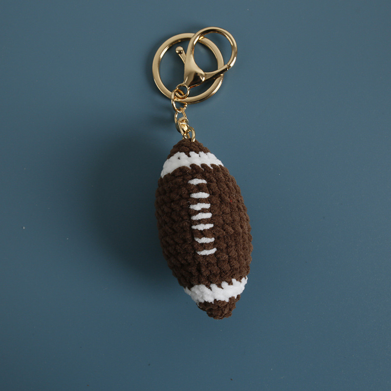 Adīts vilnas bumbiņas kulons somām – Futbola zīmējums, Karikatūru somu aksesuārs, Gatavs produkts, Ziemas 2025