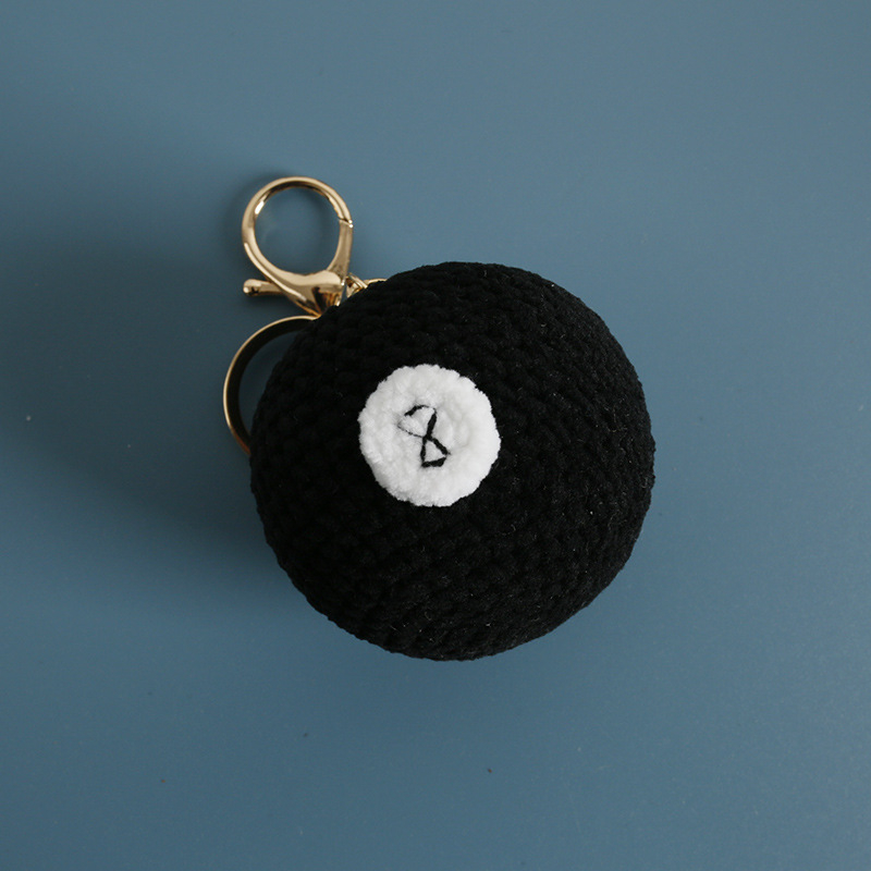 Adīts vilnas bumbiņas kulons somām – Futbola zīmējums, Karikatūru somu aksesuārs, Gatavs produkts, Ziemas 2025