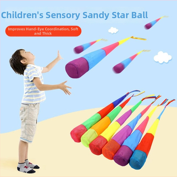 Āra sensoro attīstības spēle: maisiņu ar smiltīm mešana un mīkstās vēja izturīgās bumbiņas ar lentām, no auduma, bērniem vecumā 4–6 gadi