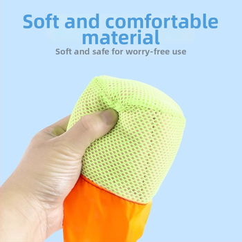 Āra sensoro attīstības spēle: maisiņu ar smiltīm mešana un mīkstās vēja izturīgās bumbiņas ar lentām, no auduma, bērniem vecumā 4–6 gadi