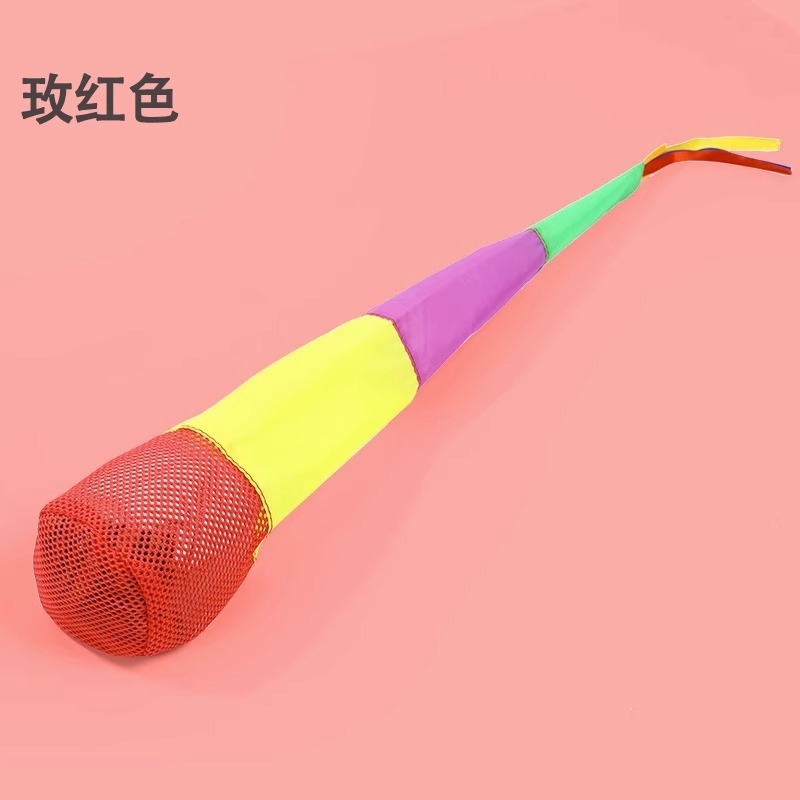 Āra sensoro attīstības spēle: maisiņu ar smiltīm mešana un mīkstās vēja izturīgās bumbiņas ar lentām, no auduma, bērniem vecumā 4–6 gadi