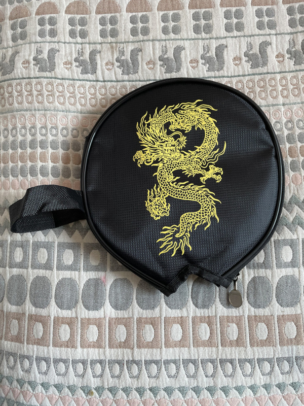 Galda tenisa raketes vāciņš ķirbja formas, ar aizmugures kabatu 3 bumbiņām, ūdensizturīgs, pārnēsājams un elpojošs (ķirbja forma; aizmugures kabata 3 bumbiņām; ūdensizturīgs; pārnēsājams; elpojošs)