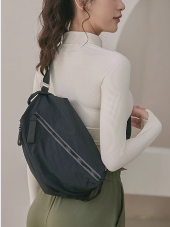 Višenamjenski sportski ruksak s vodootpornim zatvaračem, podesivim remenima, crossbody dizajnom, odjeljak za suhe i mokre stvari, prozračan