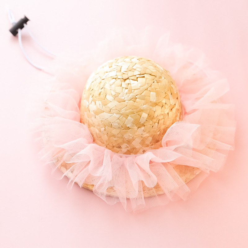 Naminių gyvūnėlių šiaudinė skrybėlė — gėlių raštas, rankų darbo mezginys, vasaros sezonas