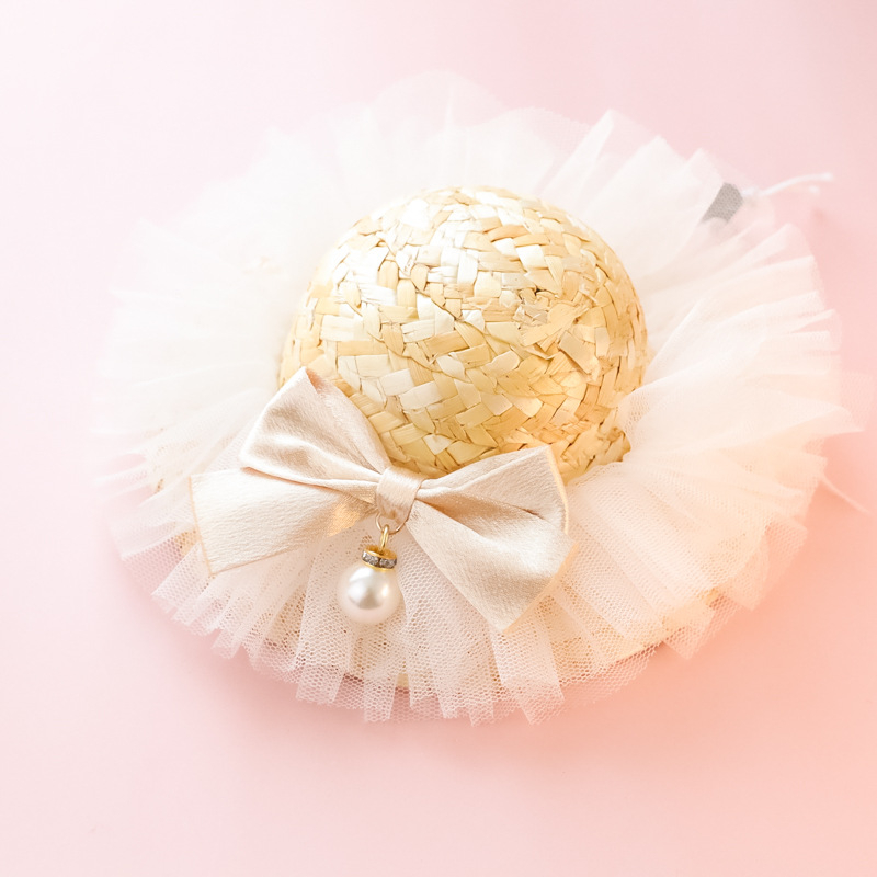 Naminių gyvūnėlių šiaudinė skrybėlė — gėlių raštas, rankų darbo mezginys, vasaros sezonas