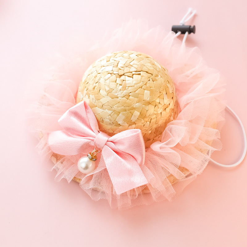 Naminių gyvūnėlių šiaudinė skrybėlė — gėlių raštas, rankų darbo mezginys, vasaros sezonas