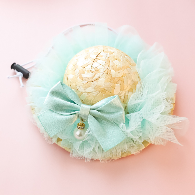 Naminių gyvūnėlių šiaudinė skrybėlė — gėlių raštas, rankų darbo mezginys, vasaros sezonas