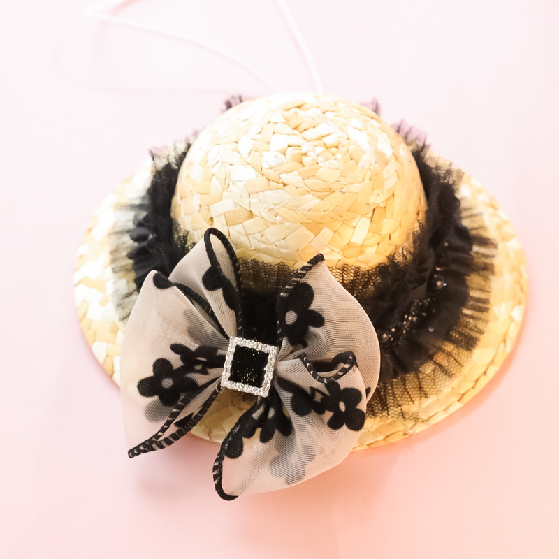 Naminių gyvūnėlių šiaudinė skrybėlė — gėlių raštas, rankų darbo mezginys, vasaros sezonas