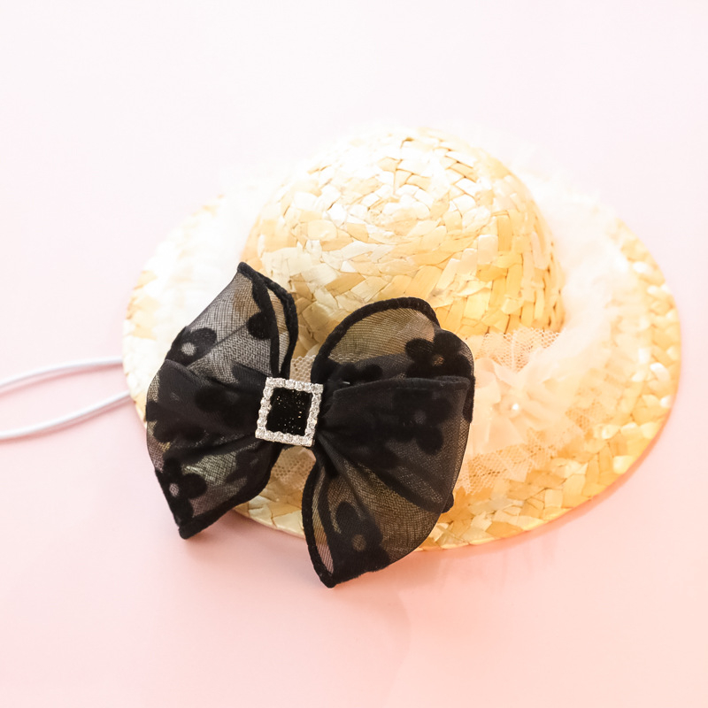 Naminių gyvūnėlių šiaudinė skrybėlė — gėlių raštas, rankų darbo mezginys, vasaros sezonas