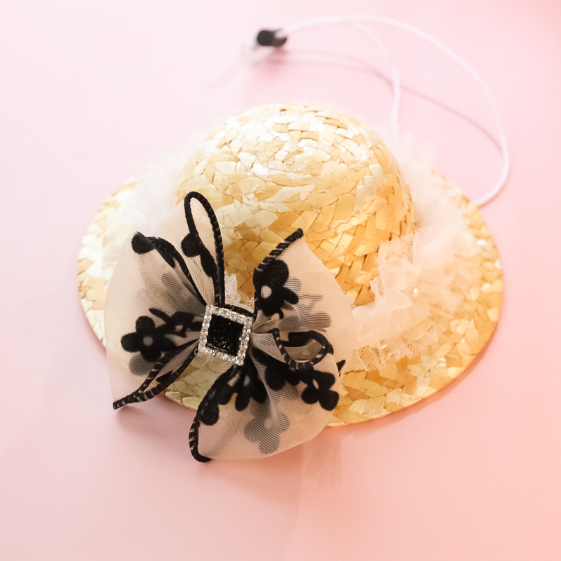 Naminių gyvūnėlių šiaudinė skrybėlė — gėlių raštas, rankų darbo mezginys, vasaros sezonas