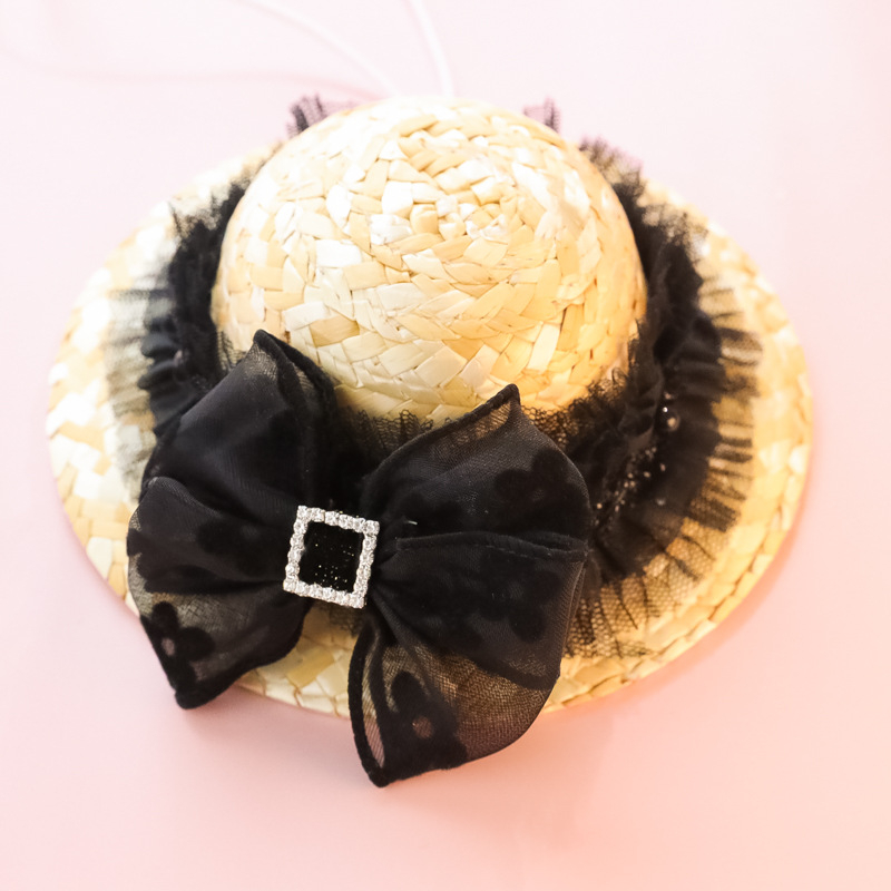 Naminių gyvūnėlių šiaudinė skrybėlė — gėlių raštas, rankų darbo mezginys, vasaros sezonas