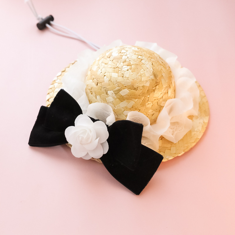 Naminių gyvūnėlių šiaudinė skrybėlė — gėlių raštas, rankų darbo mezginys, vasaros sezonas