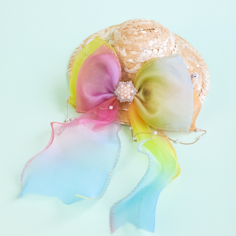 Naminių gyvūnėlių šiaudinė skrybėlė — gėlių raštas, rankų darbo mezginys, vasaros sezonas