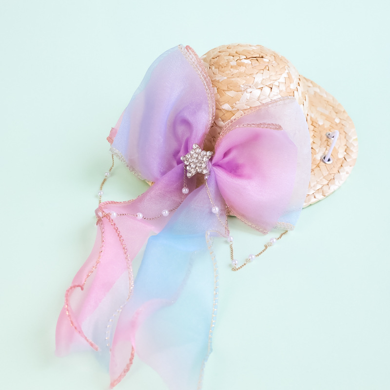 Naminių gyvūnėlių šiaudinė skrybėlė — gėlių raštas, rankų darbo mezginys, vasaros sezonas