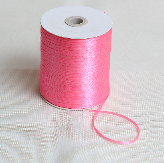 Poliesterio satino juostelė vestuvėms, dovanų įvyniojimui, gėlių įvyniojimui ir namų dekorui – aukšta kokybė