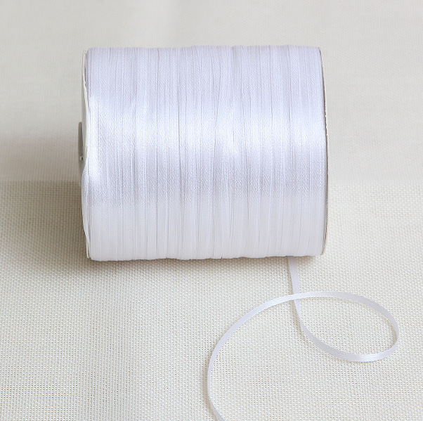 Poliesterio satino juostelė vestuvėms, dovanų įvyniojimui, gėlių įvyniojimui ir namų dekorui – aukšta kokybė