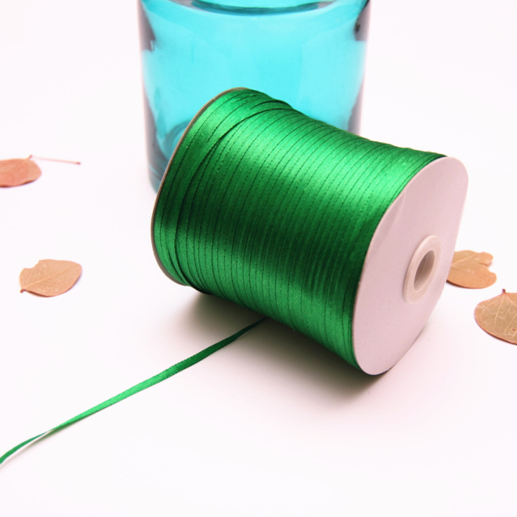 Poliesterio satino juostelė vestuvėms, dovanų įvyniojimui, gėlių įvyniojimui ir namų dekorui – aukšta kokybė