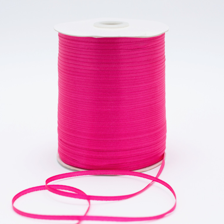 Poliesterio satino juostelė vestuvėms, dovanų įvyniojimui, gėlių įvyniojimui ir namų dekorui – aukšta kokybė