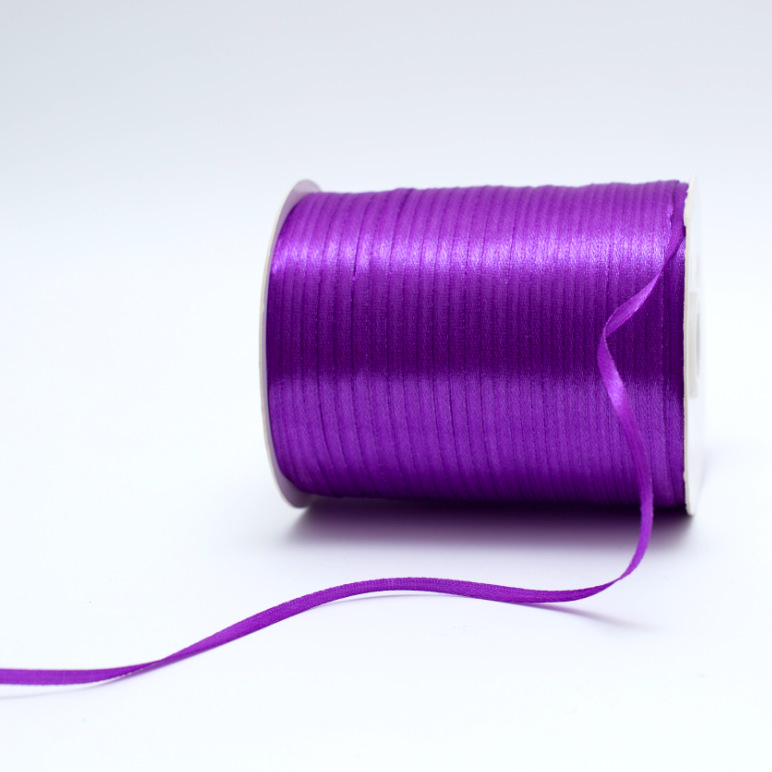 Poliesterio satino juostelė vestuvėms, dovanų įvyniojimui, gėlių įvyniojimui ir namų dekorui – aukšta kokybė