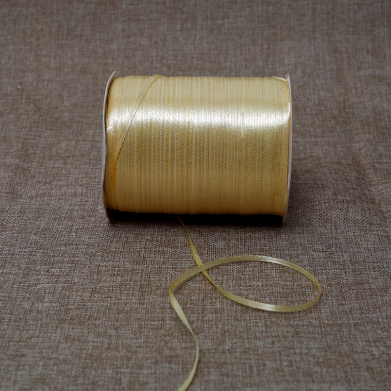 Poliesterio satino juostelė vestuvėms, dovanų įvyniojimui, gėlių įvyniojimui ir namų dekorui – aukšta kokybė