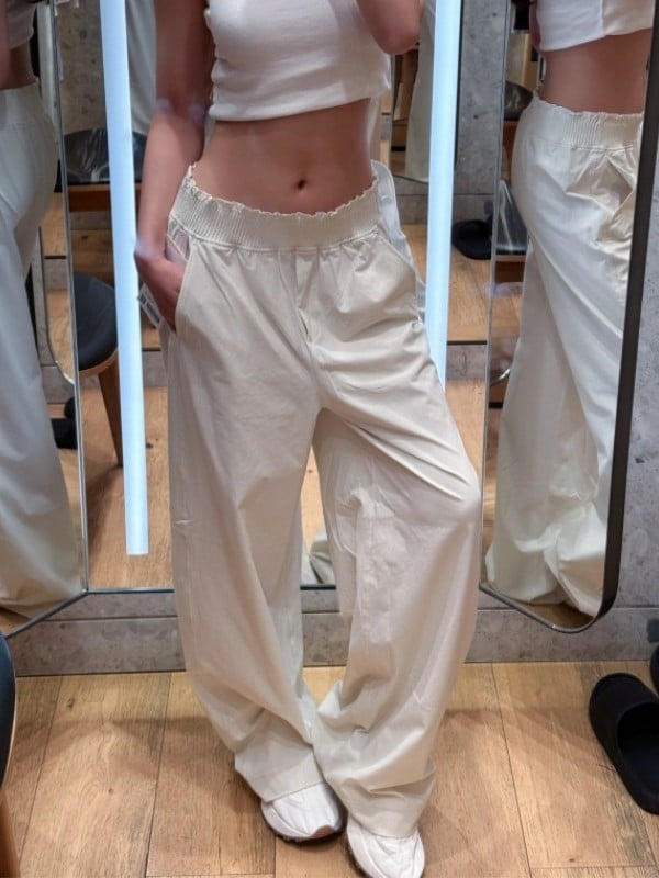 Sieviešu plašās sporta bikses skrējējiem ar ruļveidīgu elastīgo jostu, vidēji augstu jostas vietu, neilona audums, mitruma vadība