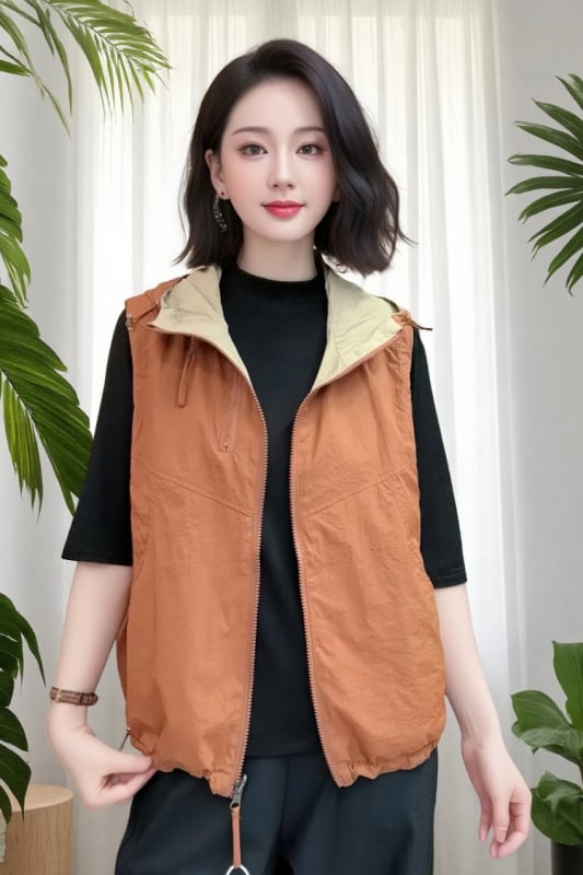 Sieviešu kapucēta veste ar rāvējslēdzēju priekšā, poliestera audums, brīvs piegriezums (kapucīte; rāvējslēdzējs; brīvs piegriezums; poliesteris; rudens 2025)