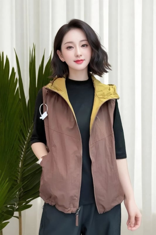 Sieviešu kapucēta veste ar rāvējslēdzēju priekšā, poliestera audums, brīvs piegriezums (kapucīte; rāvējslēdzējs; brīvs piegriezums; poliesteris; rudens 2025)