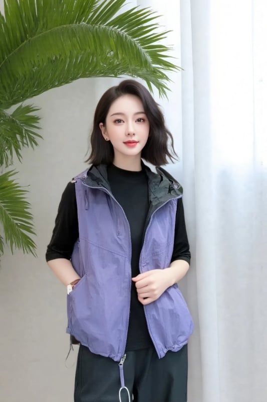 Sieviešu kapucēta veste ar rāvējslēdzēju priekšā, poliestera audums, brīvs piegriezums (kapucīte; rāvējslēdzējs; brīvs piegriezums; poliesteris; rudens 2025)