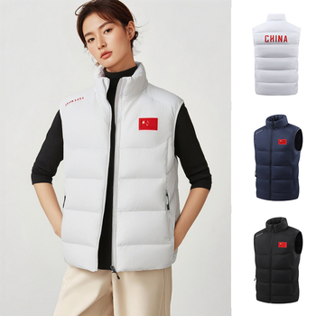 Sporta veste ar universālo, silta ar dūnas-pamatu pildījumu, stāvoša apkakle; piemērota pie sportam, piemēram, cīņas mākslai, skrējienam un velosipēdam; audums: ķīmisko šķiedru maisījums; oderējums: 100% poliesteris; sezonas: ziema, pavasaris, rudens