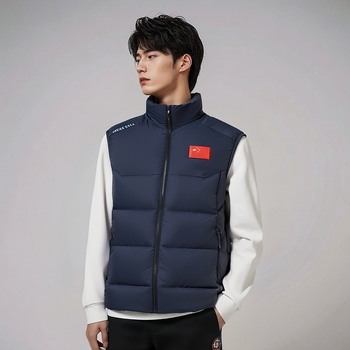 Sporta veste ar universālo, silta ar dūnas-pamatu pildījumu, stāvoša apkakle; piemērota pie sportam, piemēram, cīņas mākslai, skrējienam un velosipēdam; audums: ķīmisko šķiedru maisījums; oderējums: 100% poliesteris; sezonas: ziema, pavasaris, rudens