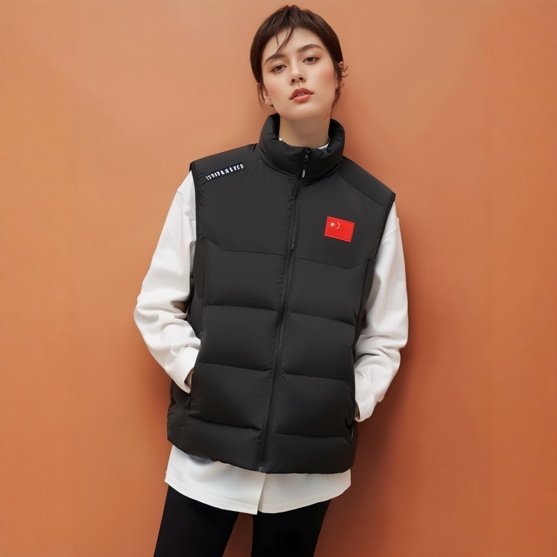 Sporta veste ar universālo, silta ar dūnas-pamatu pildījumu, stāvoša apkakle; piemērota pie sportam, piemēram, cīņas mākslai, skrējienam un velosipēdam; audums: ķīmisko šķiedru maisījums; oderējums: 100% poliesteris; sezonas: ziema, pavasaris, rudens