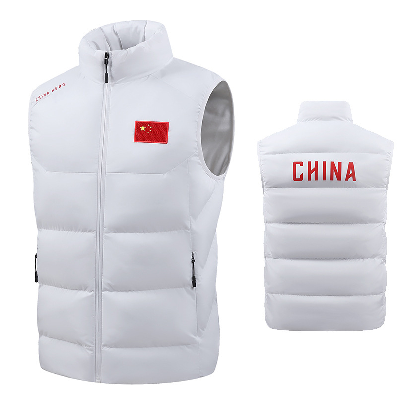 Sporta veste ar universālo, silta ar dūnas-pamatu pildījumu, stāvoša apkakle; piemērota pie sportam, piemēram, cīņas mākslai, skrējienam un velosipēdam; audums: ķīmisko šķiedru maisījums; oderējums: 100% poliesteris; sezonas: ziema, pavasaris, rudens