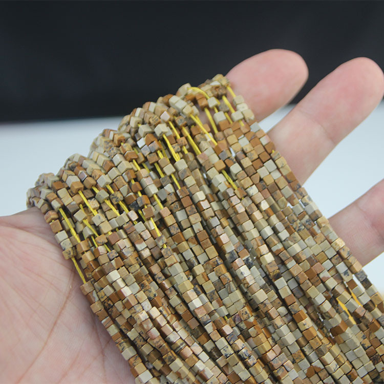 Išsklaidytos karoliukus iš kvarco; Medžiagos: paveikslėlio akmuo, imperatoriškas akmuo, sintetinis purpurinis achatas, sintetinis rhodolitas; Stilius: madingas